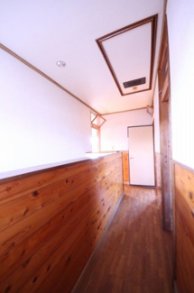 【内装】 | 鹿沼市東町　中古戸建 | 〇２Fホール〇
天井には小屋裏へ梯子がございます。