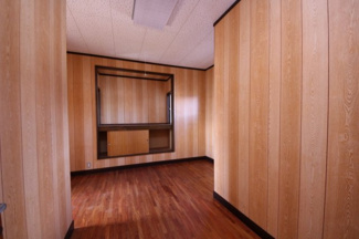 【洋室】 | 鹿沼市東町　中古戸建 | 〇２F西側洋室〇
和室と続いている洋室です。造り的には納戸として活用できそうです。