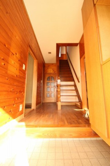 【玄関】 | 鹿沼市東町　中古戸建 | 〇玄関〇
南向きの湿気がこもらない玄関です