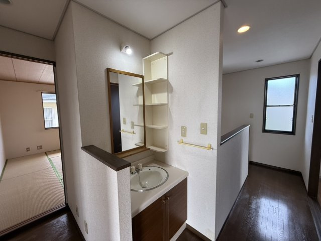 豊中市永楽荘三丁目戸建　Aの洗面所|２階にも洗面台があります！