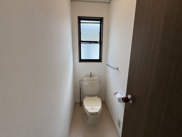 豊中市永楽荘三丁目戸建　Aのトイレ|トイレです！窓ついてます！