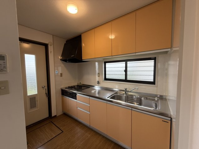 豊中市永楽荘三丁目戸建　Aのキッチン|システムキッチン！窓と勝手口あります！