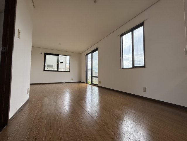 豊中市永楽荘三丁目戸建　Aの居間・リビング|明るくてゆったりとしたリビングです