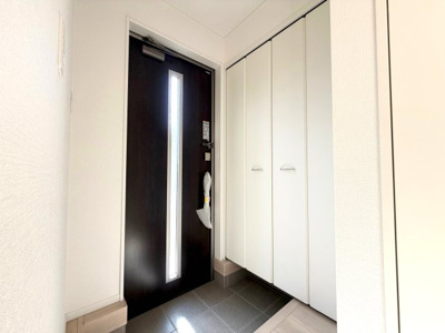 【玄関】 | 銚子市松本町5丁目2号棟 | 即日見学も可能です。お気軽にお問合せ下さい。（ＴＥＬ：０４７６－３７－３８８８）