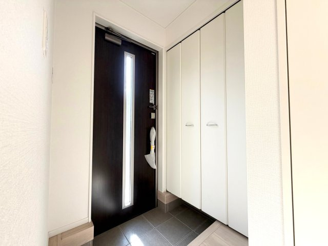 【玄関】 | 銚子市松本町5丁目2号棟 | 即日見学も可能です。お気軽にお問合せ下さい。（ＴＥＬ：０４７６－３７－３８８８）