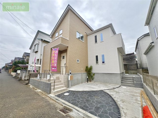 【外観】 | 外観耐震等級3、地震に強いお家です♪
モダンなデザインが印象的な広々とした外観。閑静な住宅街に佇む魅力的な物件です。