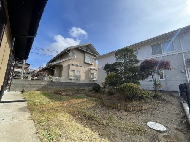 中古戸建・中古住宅　郡山市安積町笹川四角坦　安積三小・安積二中の庭|リビングや洋室からも眺められる内庭なので四季折々のお花を植えてみたりするのも楽しみですね！