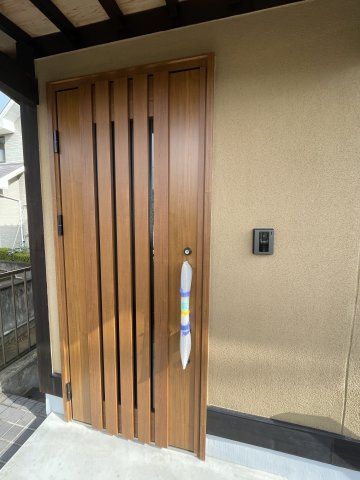 中古戸建・中古住宅　郡山市安積町笹川四角坦　安積三小・安積二中の玄関|格子窓付きなので中の様子は外から見られずに済む玄関！カメラ付きインターホンが安心要素！