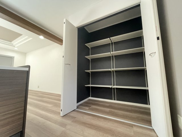 中古戸建・中古住宅　郡山市安積町笹川四角坦　安積三小・安積二中の収納|あると便利なパントリー収納！折戸になっているので来客時に見られる心配もありません！