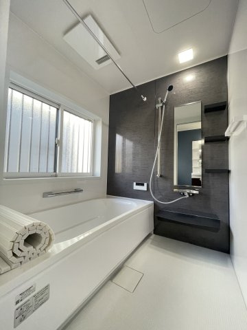 中古戸建・中古住宅　郡山市安積町笹川四角坦　安積三小・安積二中の浴室|浴室内もリフォーム済み♪手すり付きのバスタブはお子様やご高齢の方にも優しい気遣い♪