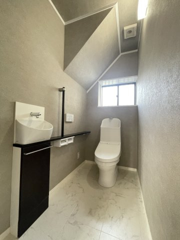 中古戸建・中古住宅　郡山市安積町笹川四角坦　安積三小・安積二中のトイレ|トイレには手洗い場もついているので衛生的！階段下のデッドスペースの有効活用したトイレです！