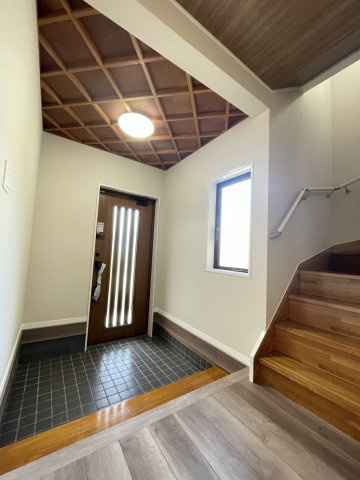 中古戸建・中古住宅　郡山市安積町笹川四角坦　安積三小・安積二中の玄関|窓から差し込む陽の光がお出かけ前の気分を上げてくれる明るい玄関♪