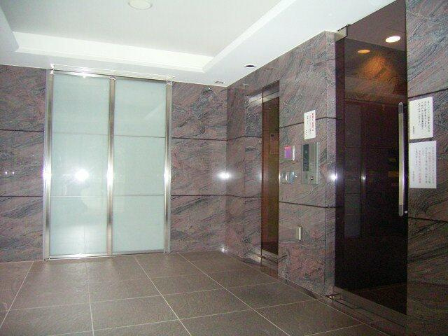 港区南青山２丁目の賃貸マンションのエントランス| 