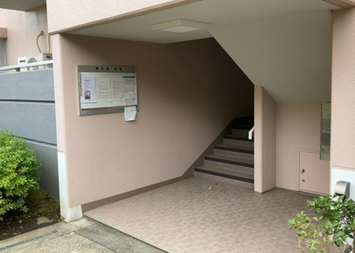 【エントランス】 | ベルブリーズ森の里４号棟 | マンションのエントランスには、もともと風よけや防犯の役割がありますが、マンションによって宅配ボックスなどの設備が備わっている所もあります。日々の生活をイメージしながら生活しやすさをチェックしましょう。