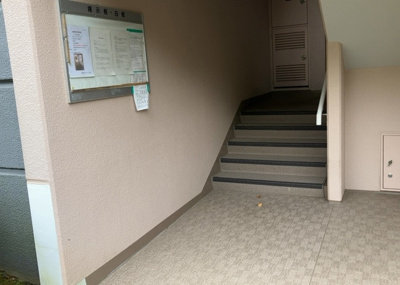 【ロビー】 | ベルブリーズ森の里４号棟 | ラウンジは、マンションの共用スペースに椅子やテーブルなどを配置した利用者が寛げる空間です。屋内型ラウンジと屋外型ラウンジがあります。共用部分の管理状況と合わせて、詳細については現地でご確認ください。