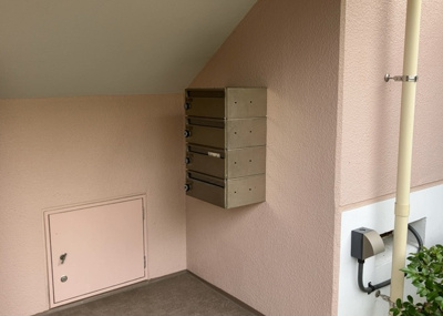 【設備】 | ベルブリーズ森の里４号棟 | エントランス付近に設置されている集合ポストは、住んでいる部屋と離れているため、ポストをあさるなど誰かに何かされていても被害に気づきにくいです。入居する時には他人に特定されにくい番号で鍵をかけましょう！