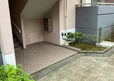 【ロビー】 | ベルブリーズ森の里４号棟 | ロビーというと、エントランスと何がちがうの？と思いますよね。実はロビーとエントランスには明確な決まりはありません。物件によっては、エントランスを入って広がるある程度の広さのある空間がロビーとなります。