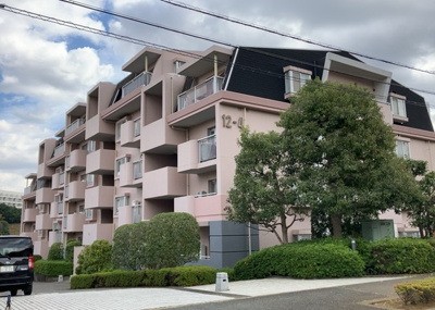 【現況写真】 | ベルブリーズ森の里４号棟 | 眺望の良さを楽しめるダイニングキッチンで家族団らんの時間を過ごしてはいかがでしょうか。バルコニーから見える景色を家族で眺める時間は、時間が経つのを忘れてしまいそうですね。是非、現地を見に行きましょう！