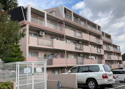 【外観】 | ベルブリーズ森の里４号棟 | ＲＣ造、Reinforced Concreteは直訳すると補強されたコンクリートです。主に柱や梁・床・壁が鉄筋とコンクリートで構成おり、鉄筋を組んだ型枠にコンクリートを流し込んで固めたものを指します。