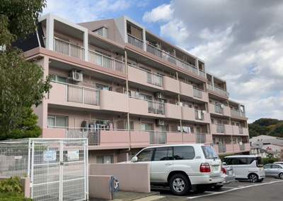 【外観】 | ベルブリーズ森の里４号棟 | ＳＲＣ造は強度や耐震性の面でもRC造と比べて優れています。そのため、10階建以上の高層または超高層マンションなどの建築にも多く採用されています。柱や梁などのサイズが小さくても高い耐震性を確保できます。