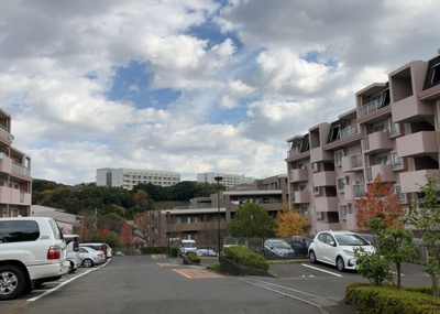 【展望】 | ベルブリーズ森の里４号棟 | 眺望を気にして物件を探す場合、前面に建物が建っていないか現地で確認しましょう！前面に建物があると景色はもちろん、日当たりや風通しにも影響が出てきます。住んだ時のことを想像しながら現地見学をしましょう。