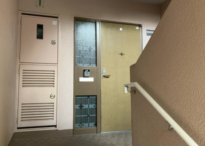 【玄関】 | ベルブリーズ森の里４号棟 | 玄関は家の顔でもあり、家族以外の目にも止まる場所です。玄関は外との間を仕切る扉、靴などをしまっておく収納スペース、靴脱ぎのたたきスペース、来客とのやり取りをするドアホンなど複数のアイテムからなります。