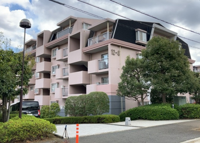 【外観】 | ベルブリーズ森の里４号棟 | 外観はマンション管理がされているかの目安になります。築年数が古いと、壁面は劣化してひび割れが生じることも！建物が古びていても細かいところが修繕されていると、きちんと管理されているなぁと感じるでしょう。