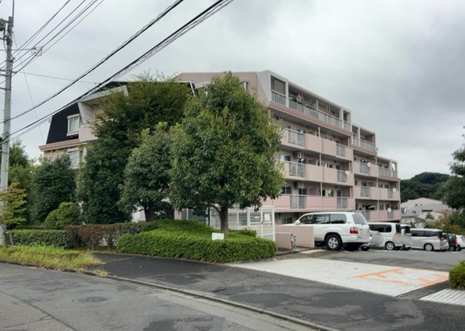 【外観】 | ベルブリーズ森の里４号棟 | 外観はマンション管理がされているかの目安になります。築年数が古いと、壁面は劣化してひび割れが生じることも！建物が古びていても細かいところが修繕されていると、きちんと管理されているなぁと感じるでしょう。