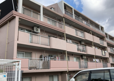 【外観】 | ベルブリーズ森の里４号棟 | 一般的なバルコニーは、奥行1.5ｍ程ですが、ワイルドバルコニーは2ｍまで広がっています。そのため洗濯物の間隔をあけ干すことができ、乾きやすいというメリットや、ガーデニングが楽しめる等の特徴があります。