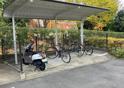 【駐車場】 | ベルブリーズ森の里４号棟 | 車一台あたりに必要なスペースは、標準サイズの普通自動車で横幅2m50cm、長さ5mは必要になります。ただし、乗降のことも考慮して横幅3m30cm、長さ5m50cmほどは確保できるところを選びましょう。