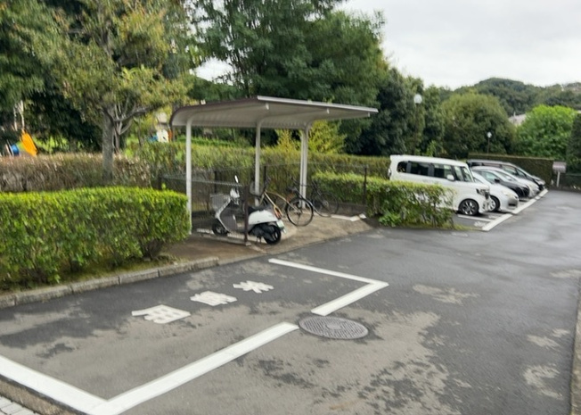 【駐車場】 | ベルブリーズ森の里４号棟 | 車一台あたりに必要なスペースは、標準サイズの普通自動車で横幅2m50cm、長さ5mは必要になります。ただし、乗降のことも考慮して横幅3m30cm、長さ5m50cmほどは確保できるところを選びましょう。