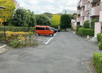 【駐車場】 | ベルブリーズ森の里４号棟 | 駐車場と明記されていても、最小スペースでつくられた駐車場だと大型車は駐車できなかったり、出入りしにくくなったりする可能性があります。お車のサイズと購入したい物件の駐車場のサイズを現地で確認しましょう。