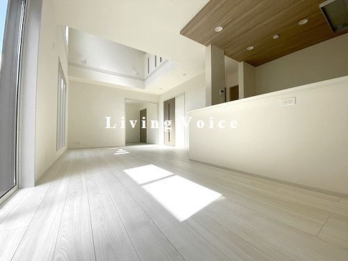 【居間・リビング】 | 【仲介手数料０円】秦野市ひばりヶ丘　新築一戸建て　全2棟 | 秦野市ひばりヶ丘　新築一戸建て　全2棟