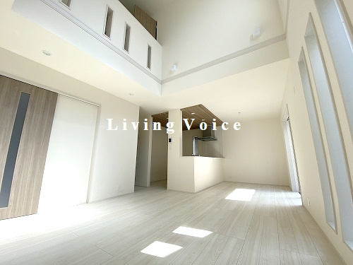 【居間・リビング】 | 【仲介手数料０円】秦野市ひばりヶ丘　新築一戸建て　全2棟 | 秦野市ひばりヶ丘　新築一戸建て　全2棟