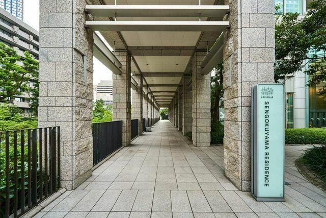 港区六本木１丁目の賃貸マンションのエントランス|都心でありながら豊かな緑を感… 