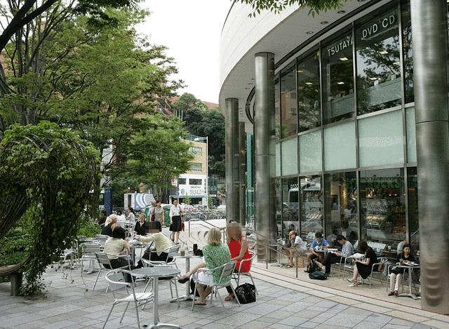 港区六本木６丁目の賃貸マンションの周辺|１Ｆ商業施設外観 