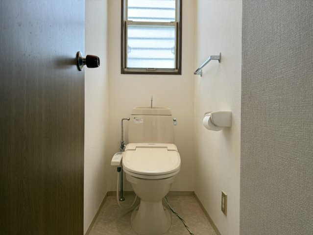 豊中市永楽荘三丁目戸建　Cのトイレ|トイレにも窓ありますよ！