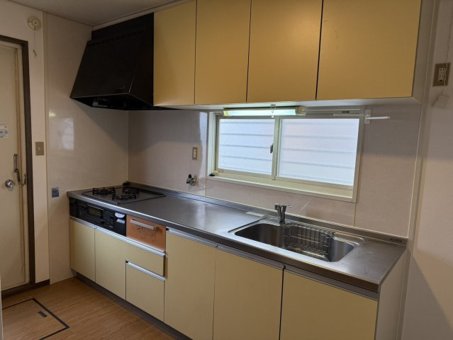 豊中市永楽荘三丁目戸建　Cのキッチン|システムキッチン！窓と勝手口あります！