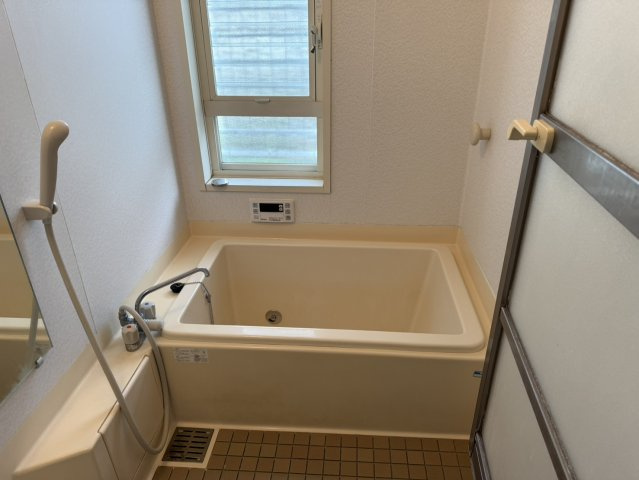 豊中市永楽荘三丁目戸建　Cの浴室|浴室にも窓があります！