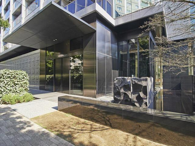 港区六本木３丁目の賃貸マンションのエントランス| 