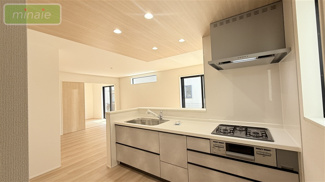 【キッチン】 | 長期優良認定住宅　 完成してます　車4台　西志津全2棟　2号棟　　 | お料理をしながらリビング全体を見渡すことができるのでご家族との会話が増えそうです♪