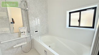 【浴室】 | 長期優良認定住宅　 完成してます　車4台　西志津全2棟　2号棟　　 | 浴室は1坪タイプで広々していて足も伸ばせ日頃の疲れも癒せそう♪