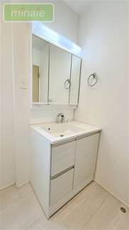 【独立洗面台】 | 長期優良認定住宅　 完成してます　車4台　西志津全2棟　2号棟　　 | 身支度がスムーズに♪3面鏡付きの化粧台で、使いやすいです♪