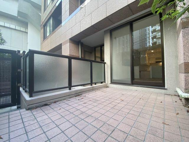 港区六本木３丁目の賃貸マンションのエントランス|地上階テラス 