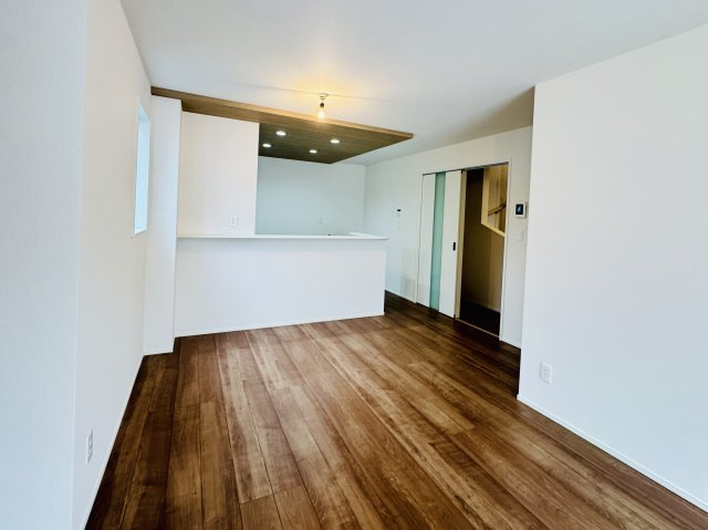 市川市本北方３丁目新築戸建【若宮小学校：7分】の居間・リビング|17帖リビングダイニングキッチン