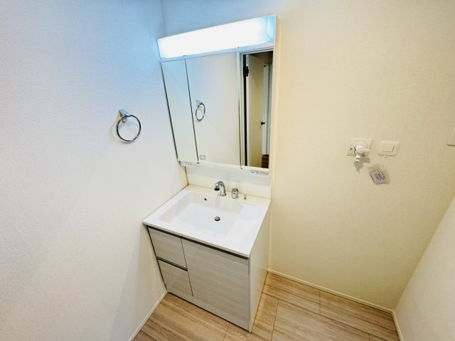 市川市本北方３丁目新築戸建【若宮小学校：7分】の独立洗面台|シャワーヘッド付き三面鏡洗面化粧台