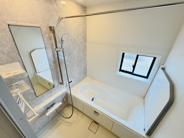 市川市本北方３丁目新築戸建【若宮小学校：7分】の浴室|手元で水流切り替えシャワーヘッド・足を伸ばせる広々浴槽で毎日リラックス♪