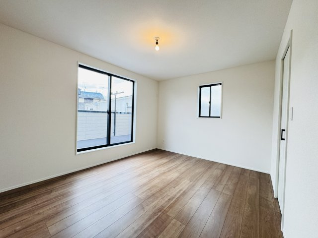 市川市本北方３丁目新築戸建【若宮小学校：7分】の寝室|7.87帖寝室・南側バルコニー前の明るいお部屋です♪