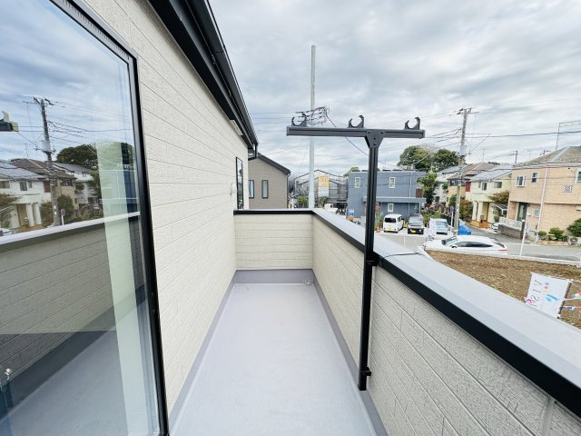 市川市本北方３丁目新築戸建【若宮小学校：7分】のバルコニー|寝室前南向きバルコニー・日当たり良好♪