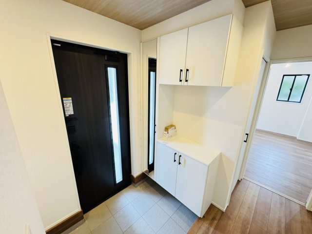 市川市本北方３丁目新築戸建【若宮小学校：7分】の玄関|玄関ホール・ミラー付きシューズボックス